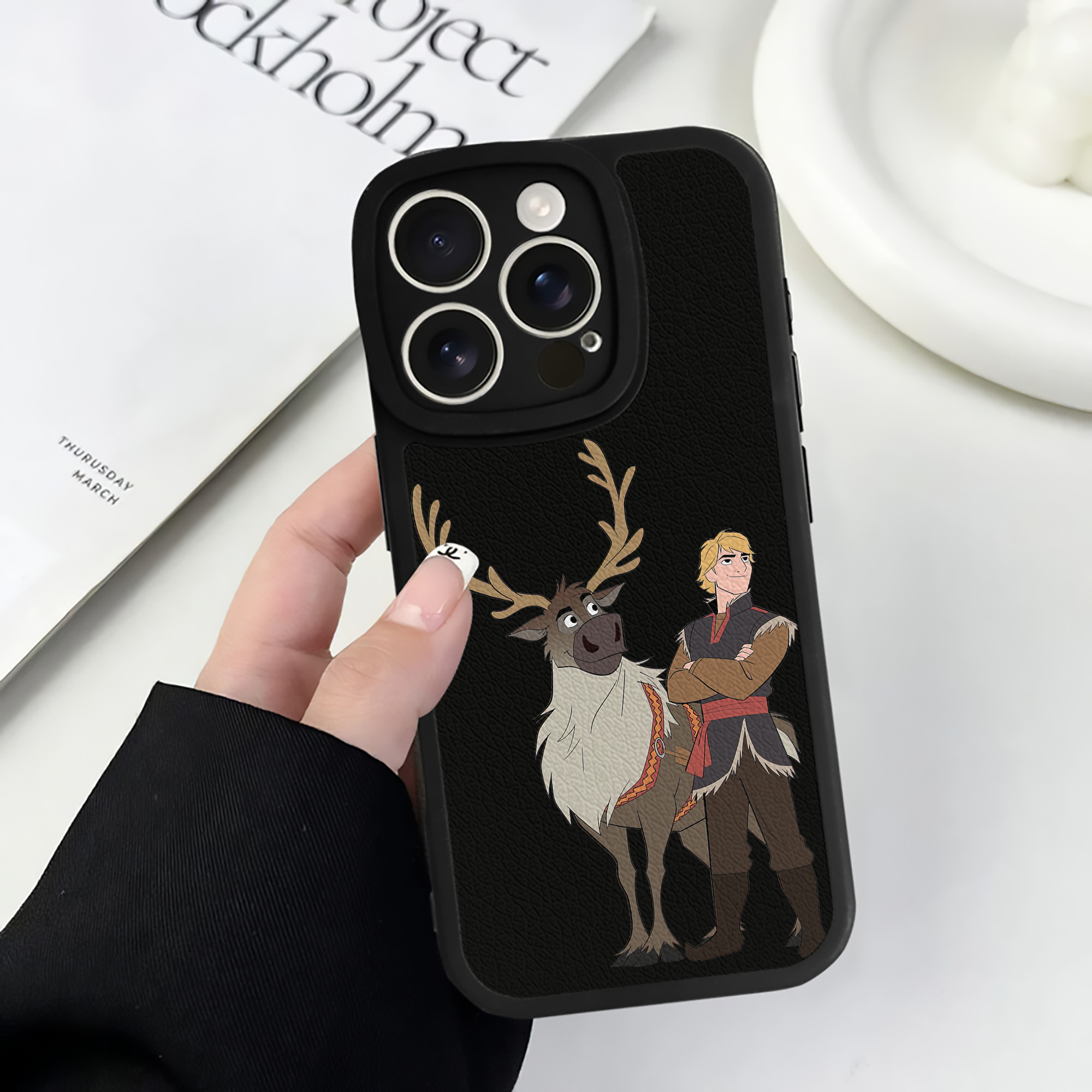 （画像用） アナと雪の女王 アンナ エルサ Frozen Anna Elsa 【iPhone 16シリーズ対応】シリコンスマホケース（レザー調） 材質：シリコン